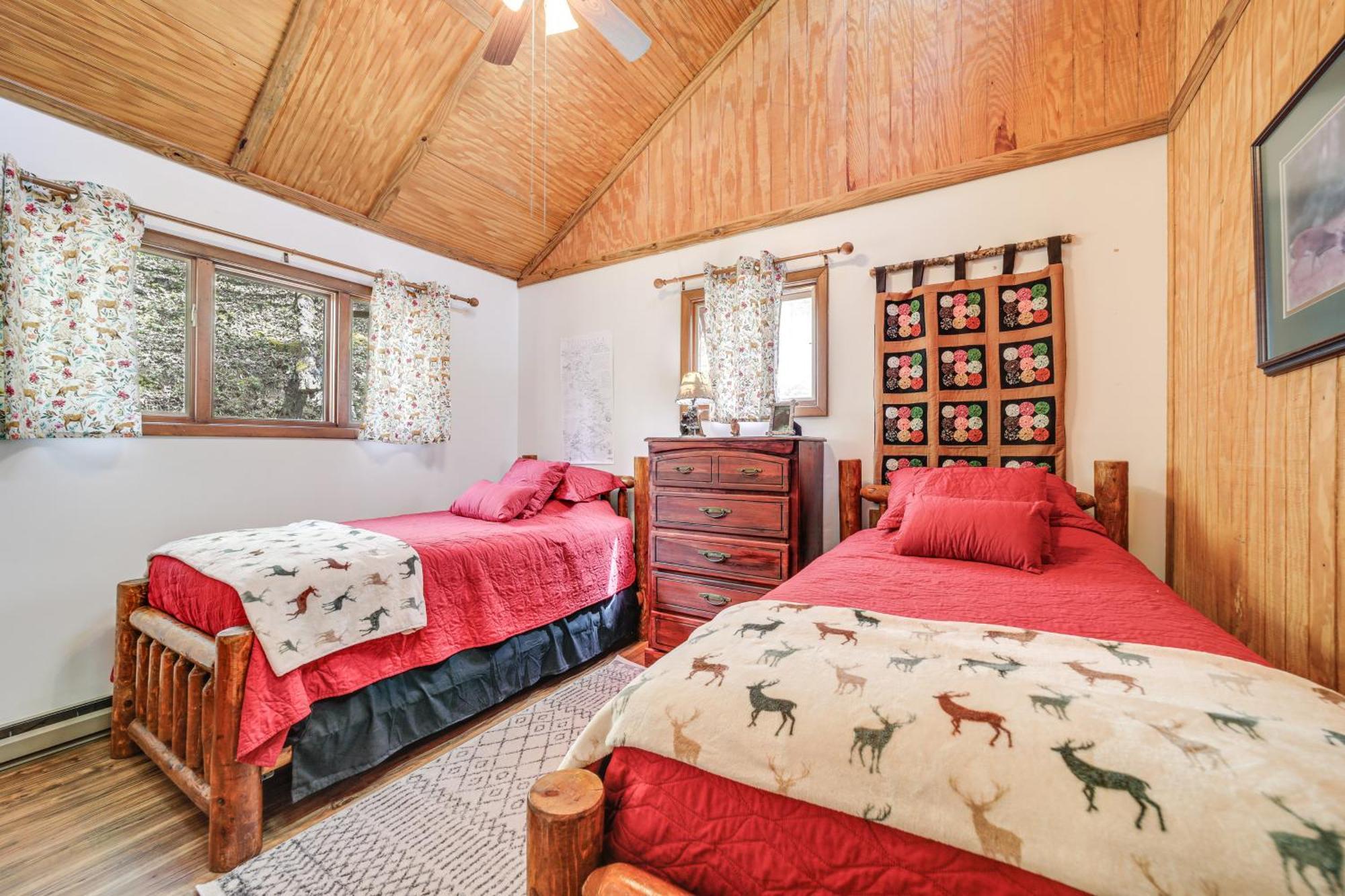 Creekside Whittier Cabin With Fire Pit Near Hiking! Exterior photo